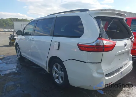 2015 Toyota Sienna Le 8 Passenger z USA, uszkodzony, nr VIN 5TDKK3DC9FS689874